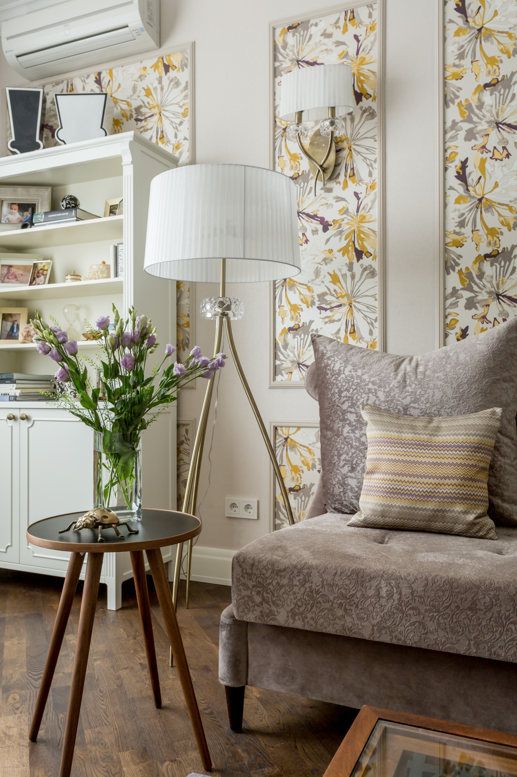 Белое, черное и яркие тона - реализованный проект квартиры в Москве.