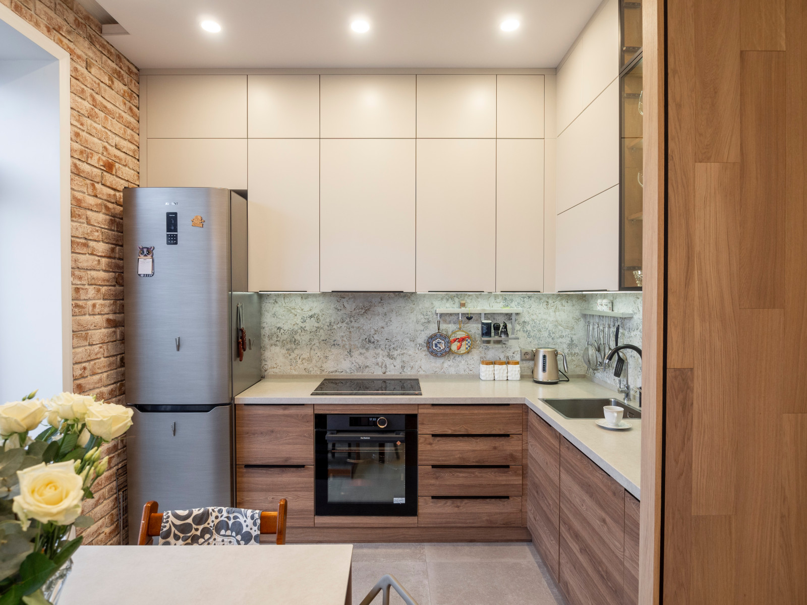 Кухня в минималистичном стиле и оформление ТВ-зоны