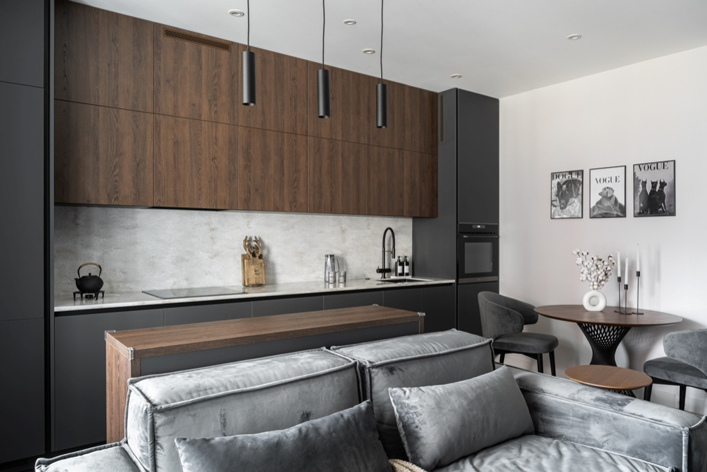 Городская квартира с продуманным дизайном и камином в ТВ тумбе