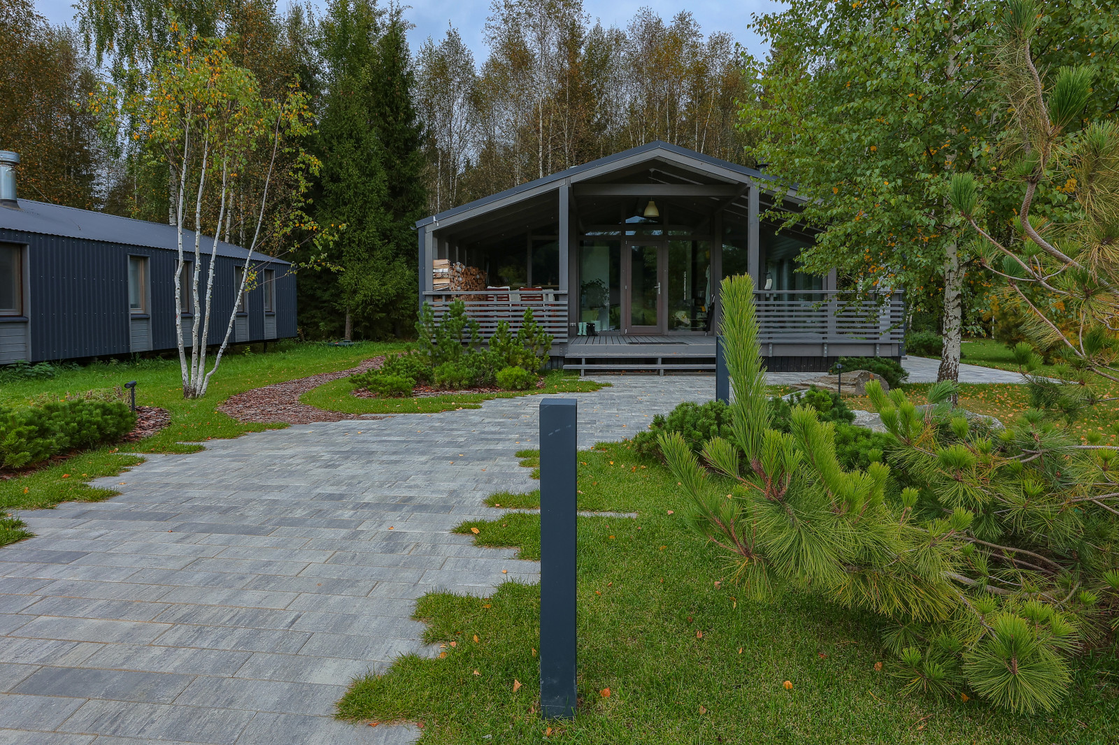 Частный сад в КП "Снегири". Осень.