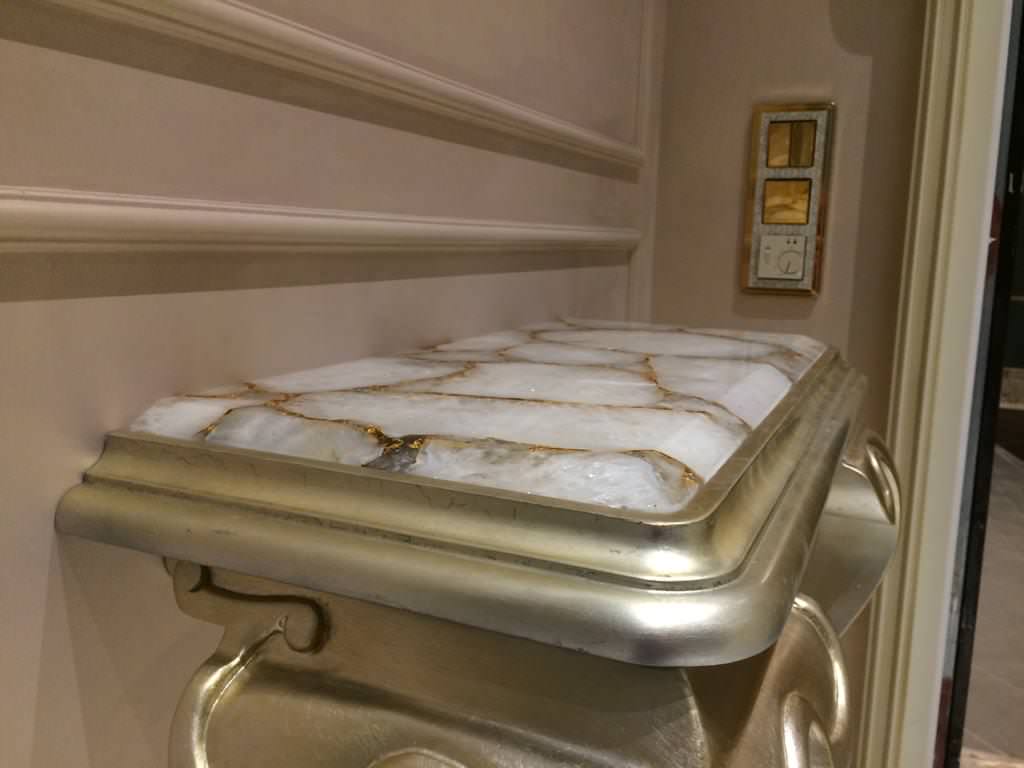 Столешницы из натурального белого Агата с сусальным золотом