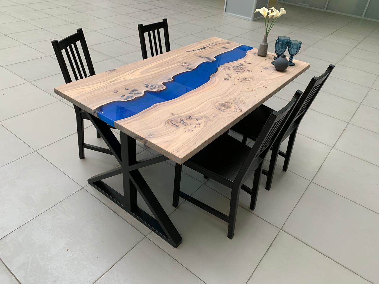 Обеденный стол из карагача с рекой цвета королевский синий