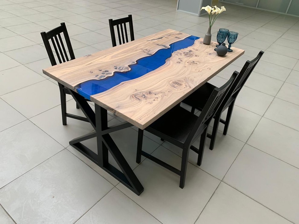 Обеденный стол из карагача с рекой цвета королевский синий