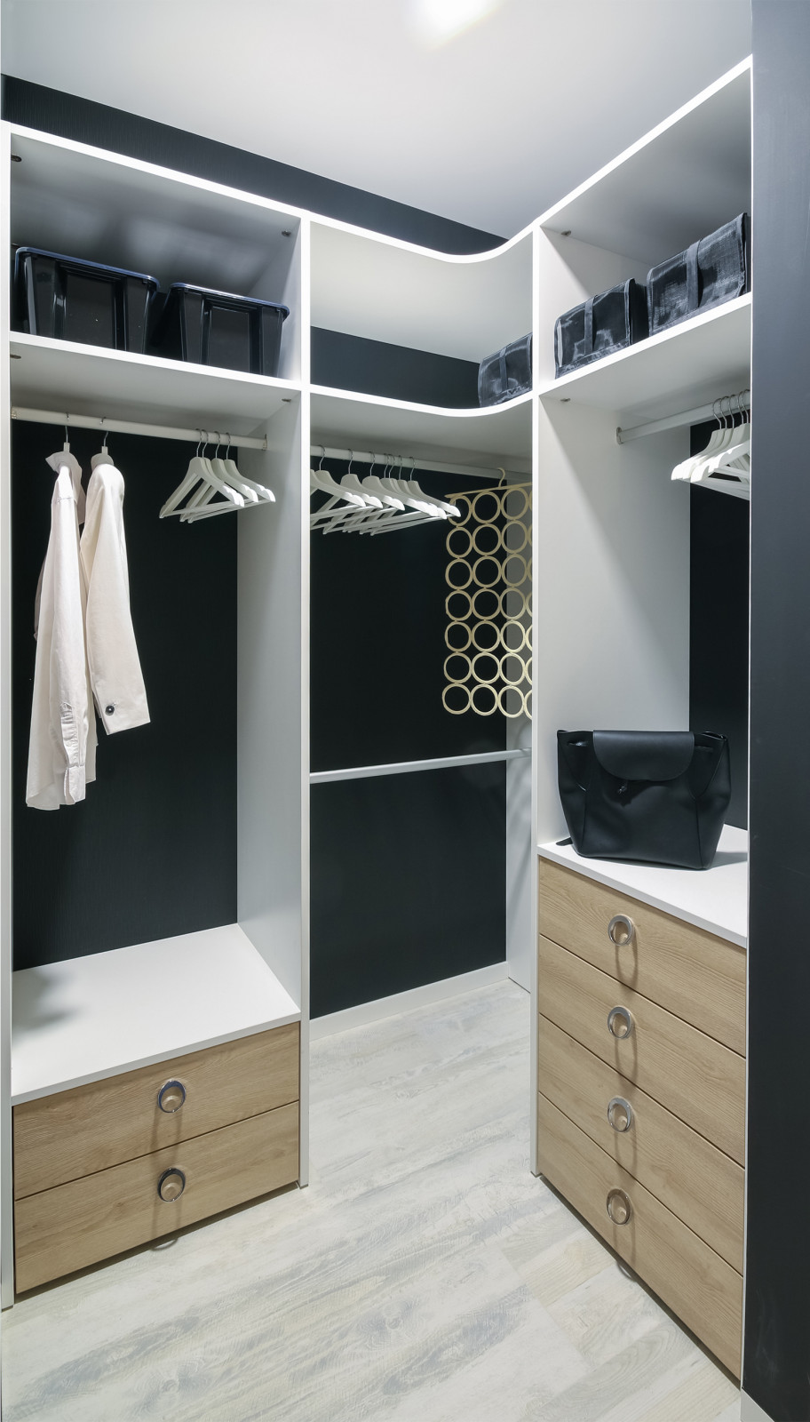 Квартира для молодой студентки. Гардеробная.