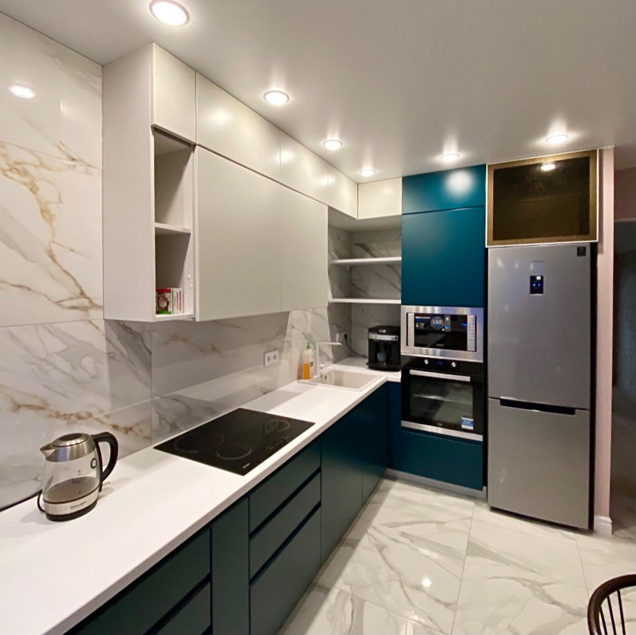 Кухня с гарнитуром цвета морской волны