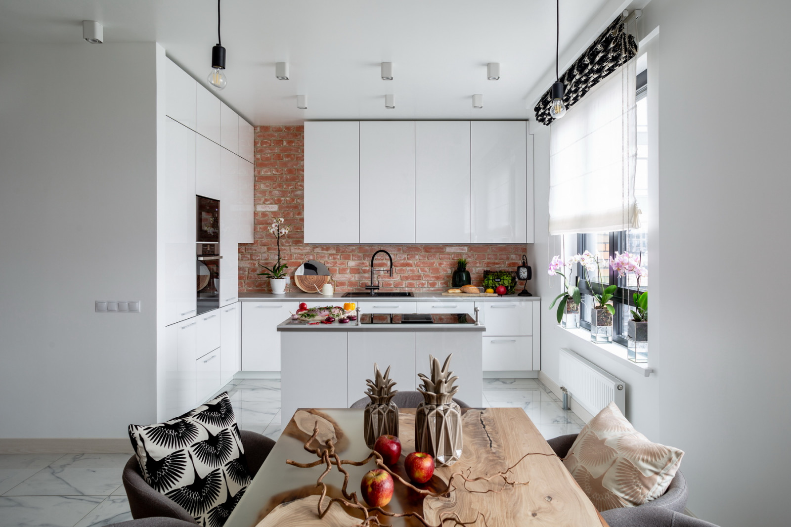 Белоснежная кухня фабрики "Кухонный двор"