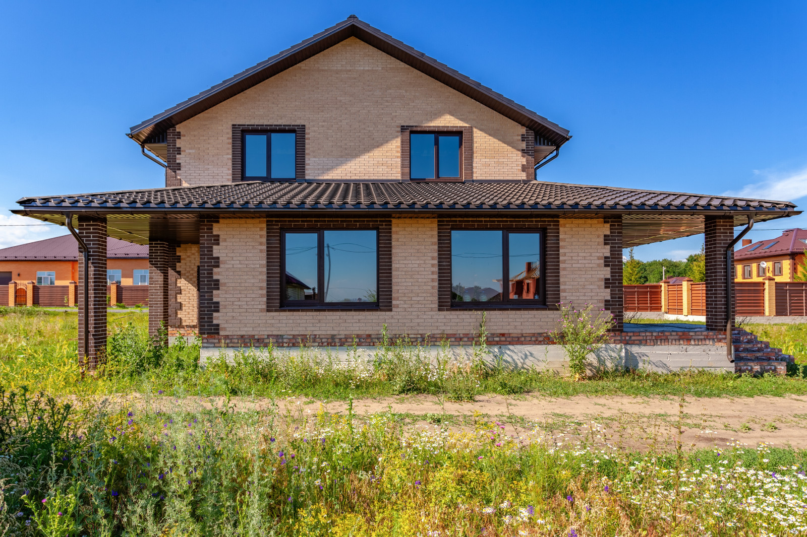 Фасады домов в поселке " Дубровка"