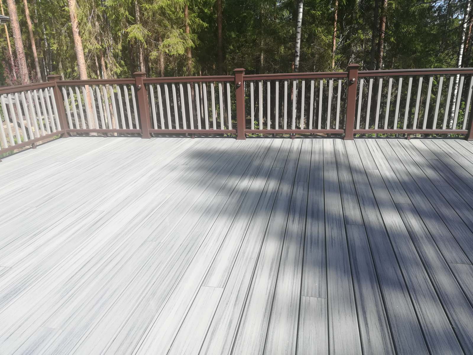 Террасы у дома в лесу