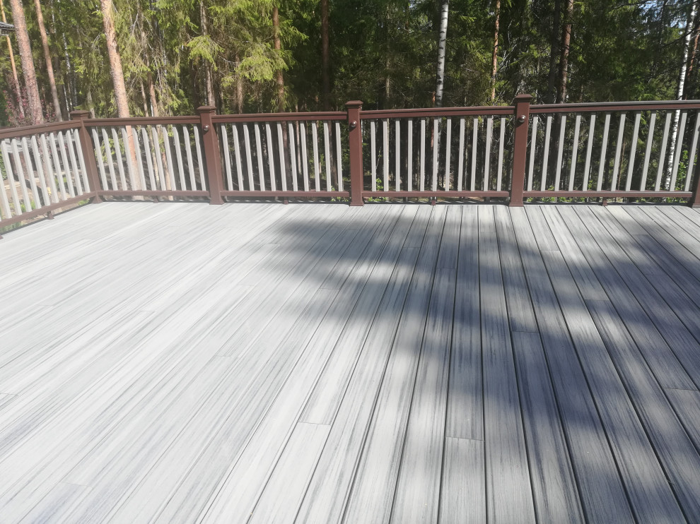 Террасы у дома в лесу