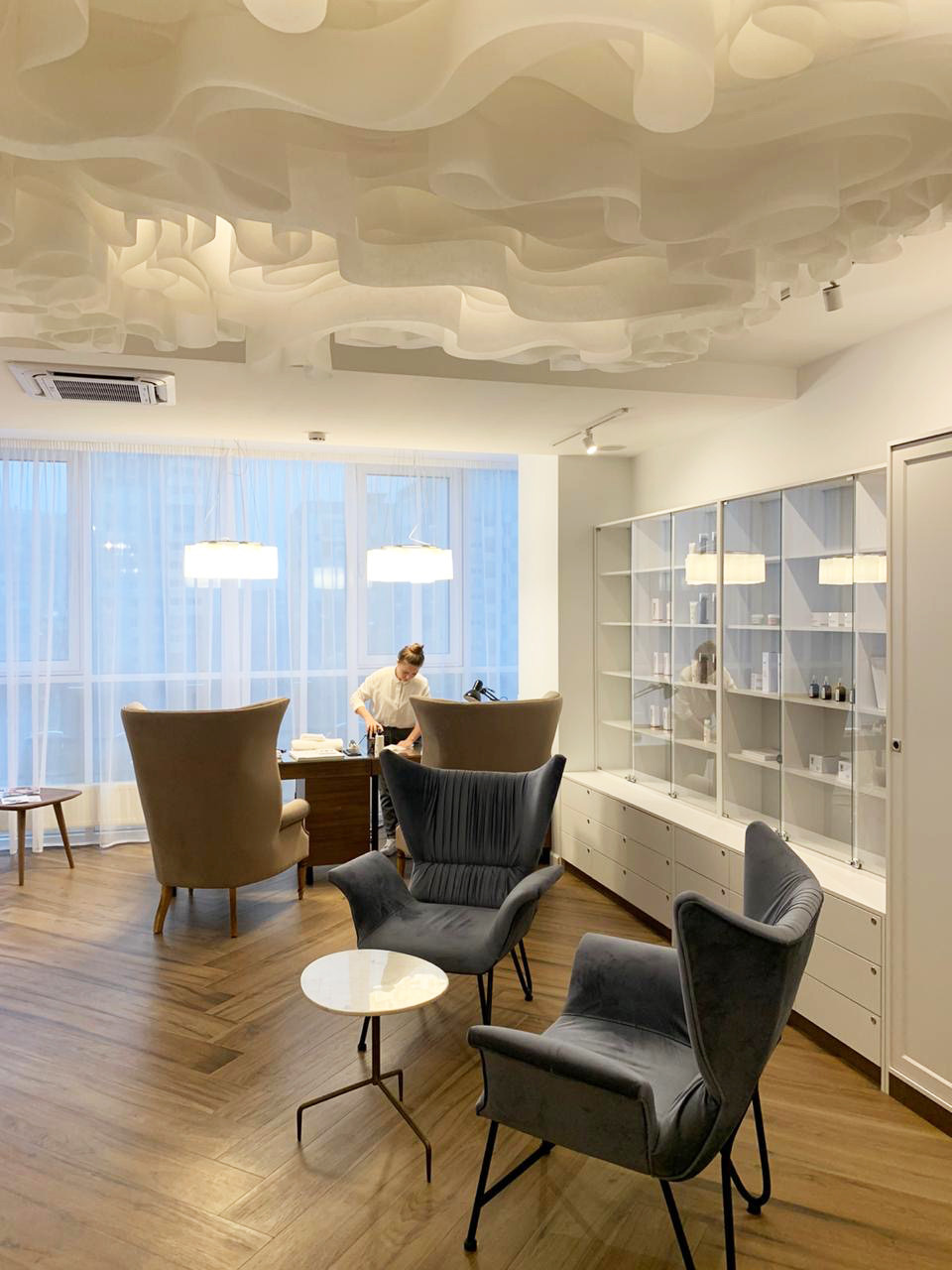 Дизайнерский потолок Wave ceiling для салона красоты в Туле