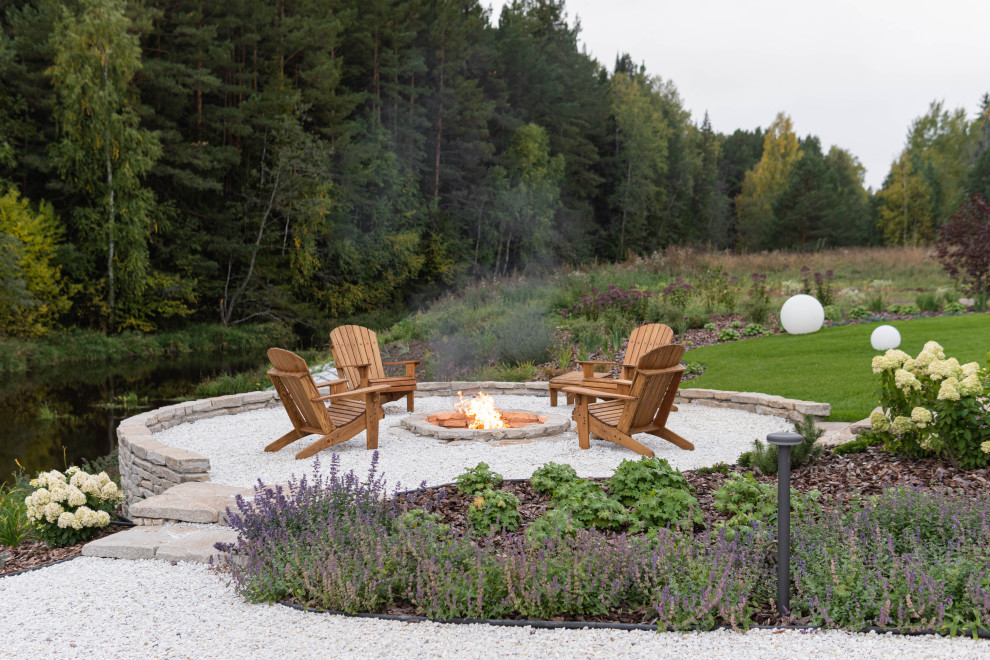 На берегу очень тихой реки