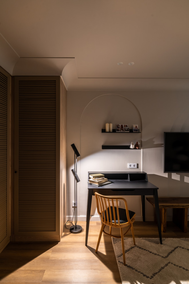 Солнце, арки и осиное гнездо в гостиной