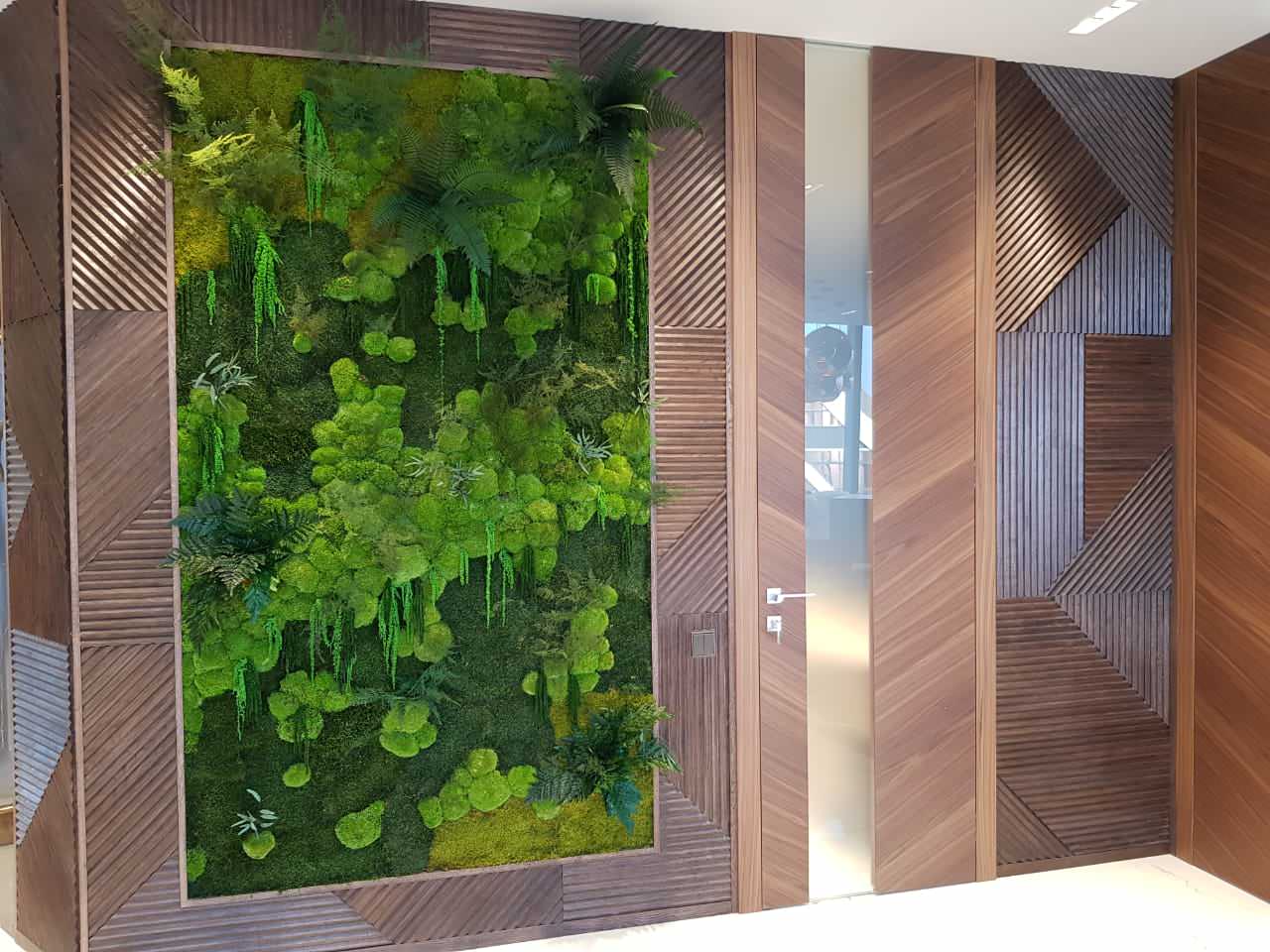 Обложка проекта: Большое панно стабилизированного мха в апартаментах
