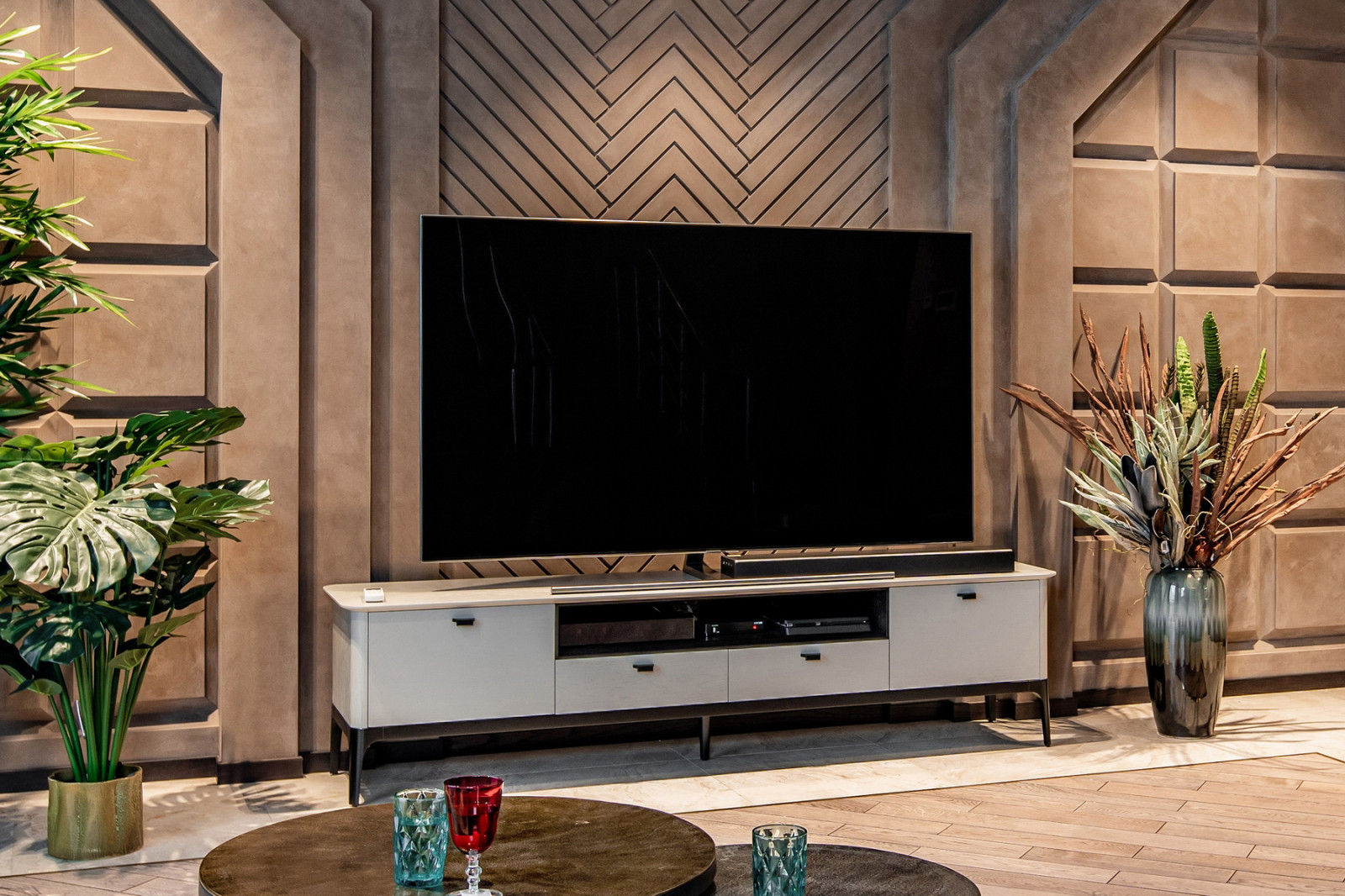 Коллекция мебели PLAY, диван VOGUE и кресло TAYLOR в гостинной жилой квартиры