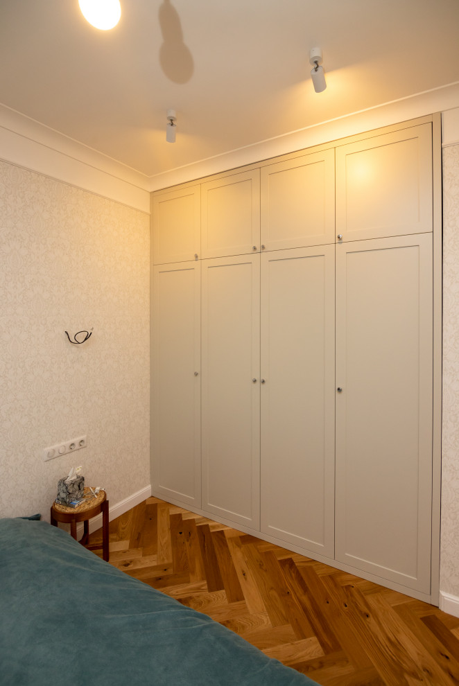 Шкафы в прихожую и спальню в неоклассическом стиле