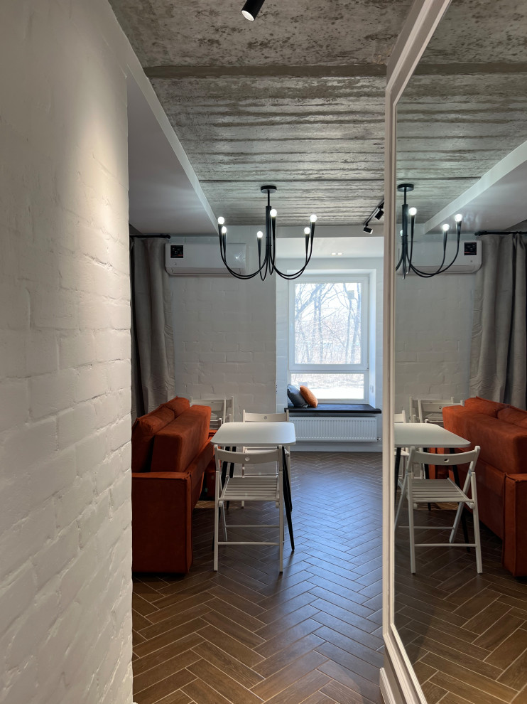 Студия с терракотовыми акцентами