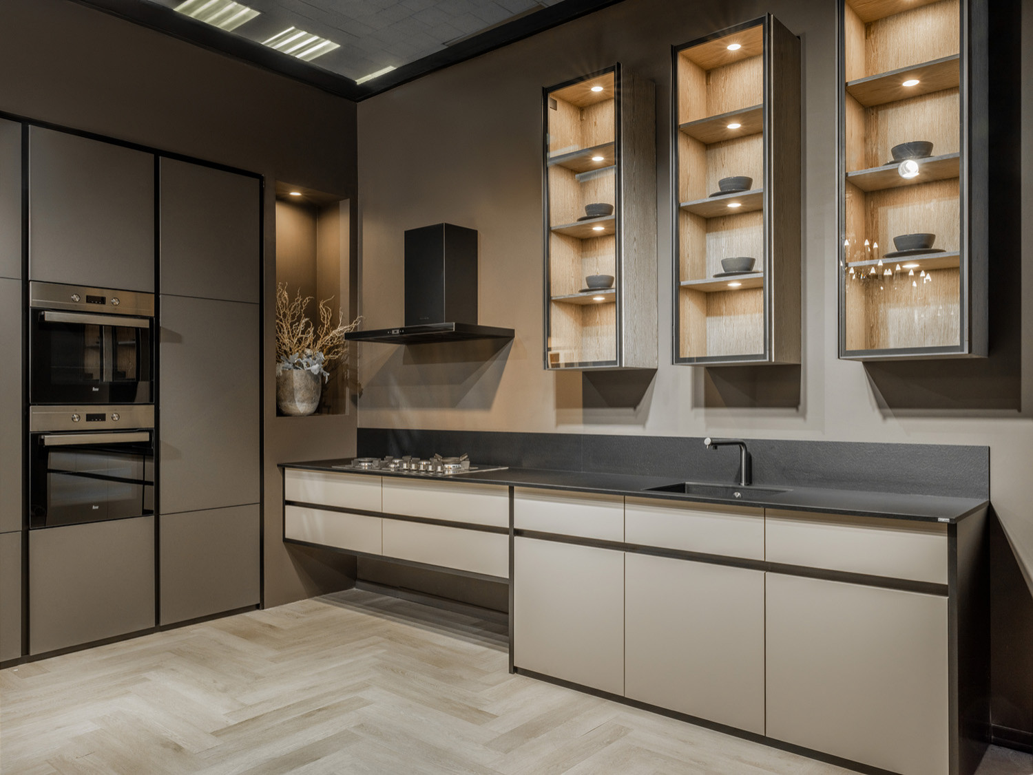 Кухня в ручкой Gola