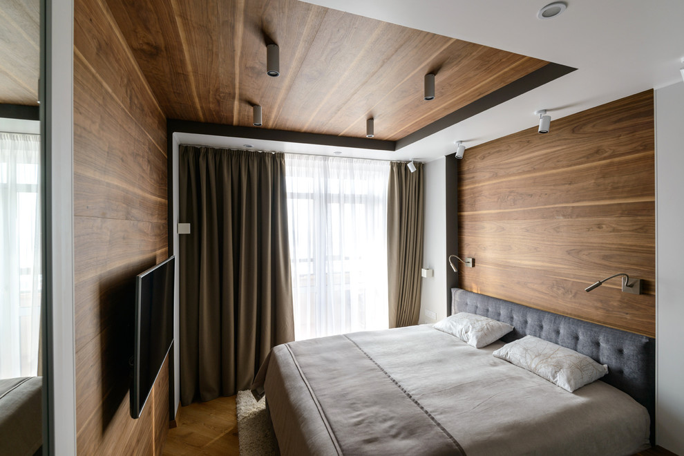 Панно из шпонированных орехом панелей