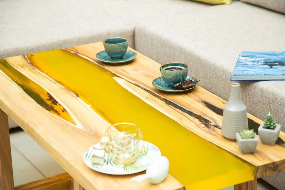 Стол с желтой рекой