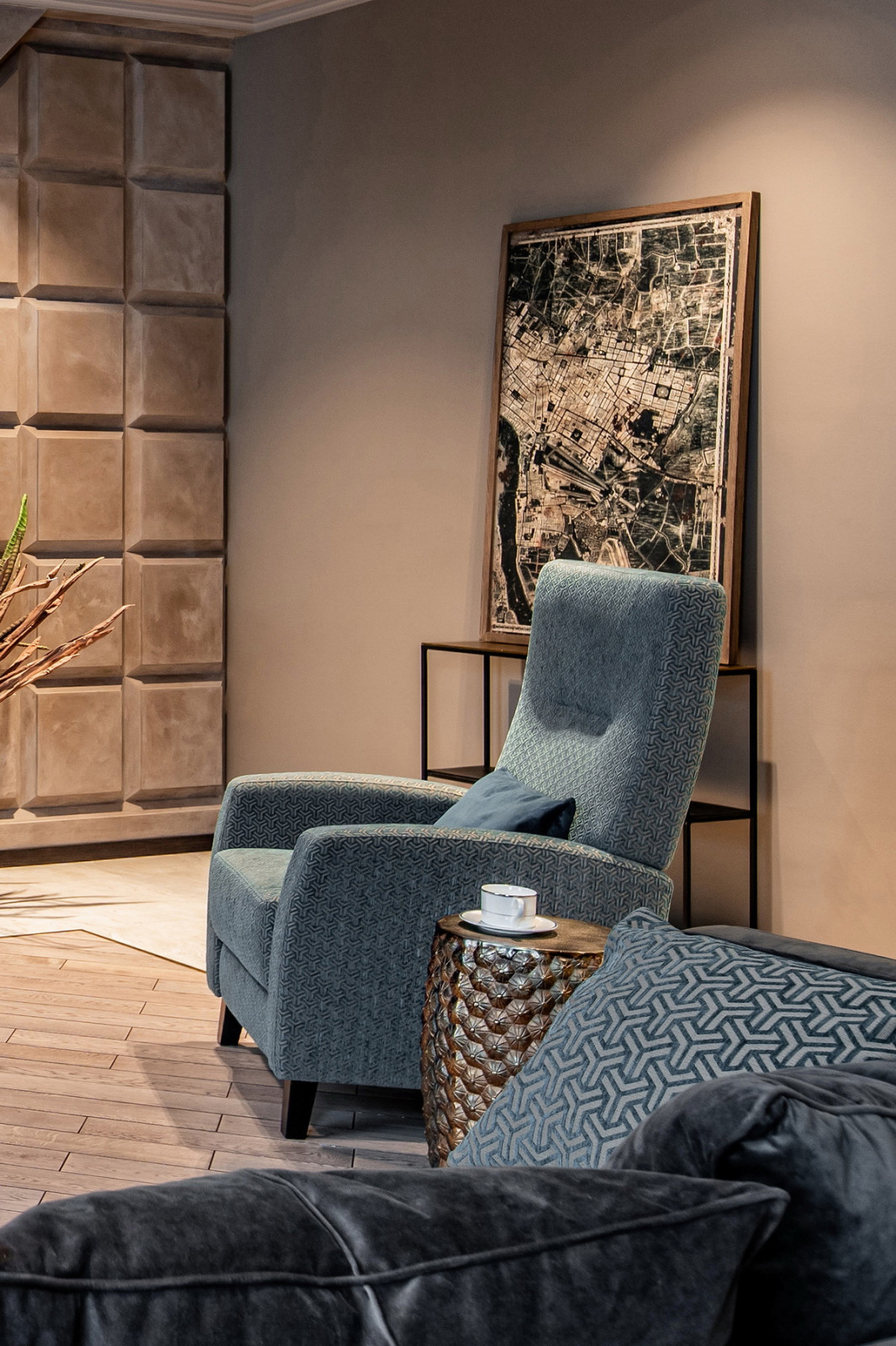 Коллекция мебели PLAY, диван VOGUE и кресло TAYLOR в гостинной жилой квартиры