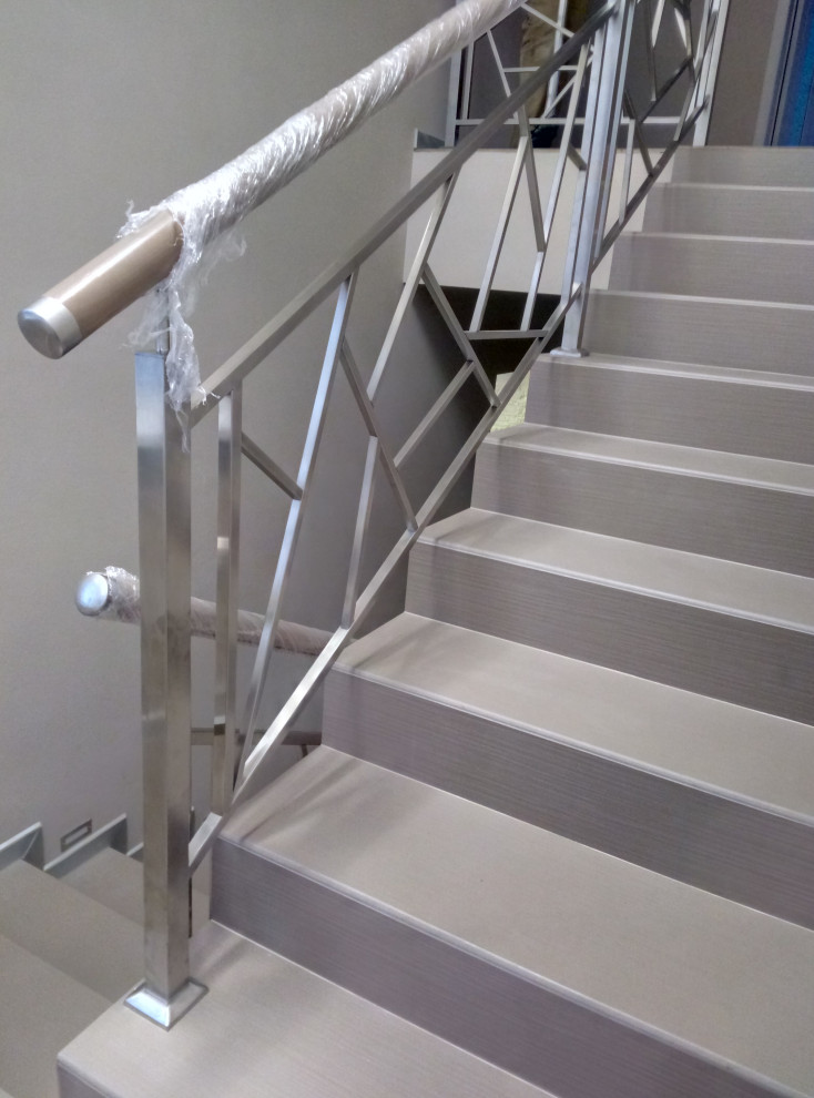 Лестница с ограждениями из нержавеющей стали