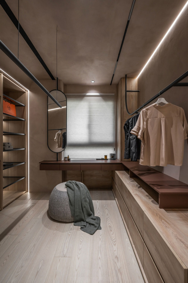 Современная спальня с гардеробной: декоративная штукатурка с эффектом арт-бетон