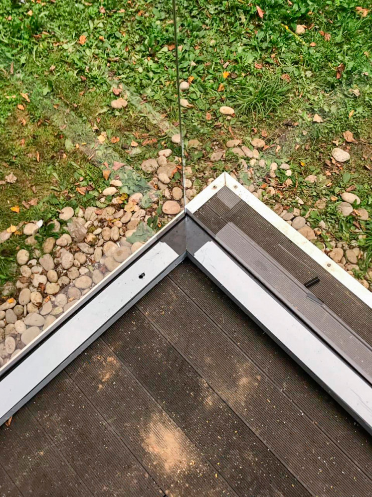 Безрамное остекление веранды и стеклянное ограждение на крыше.