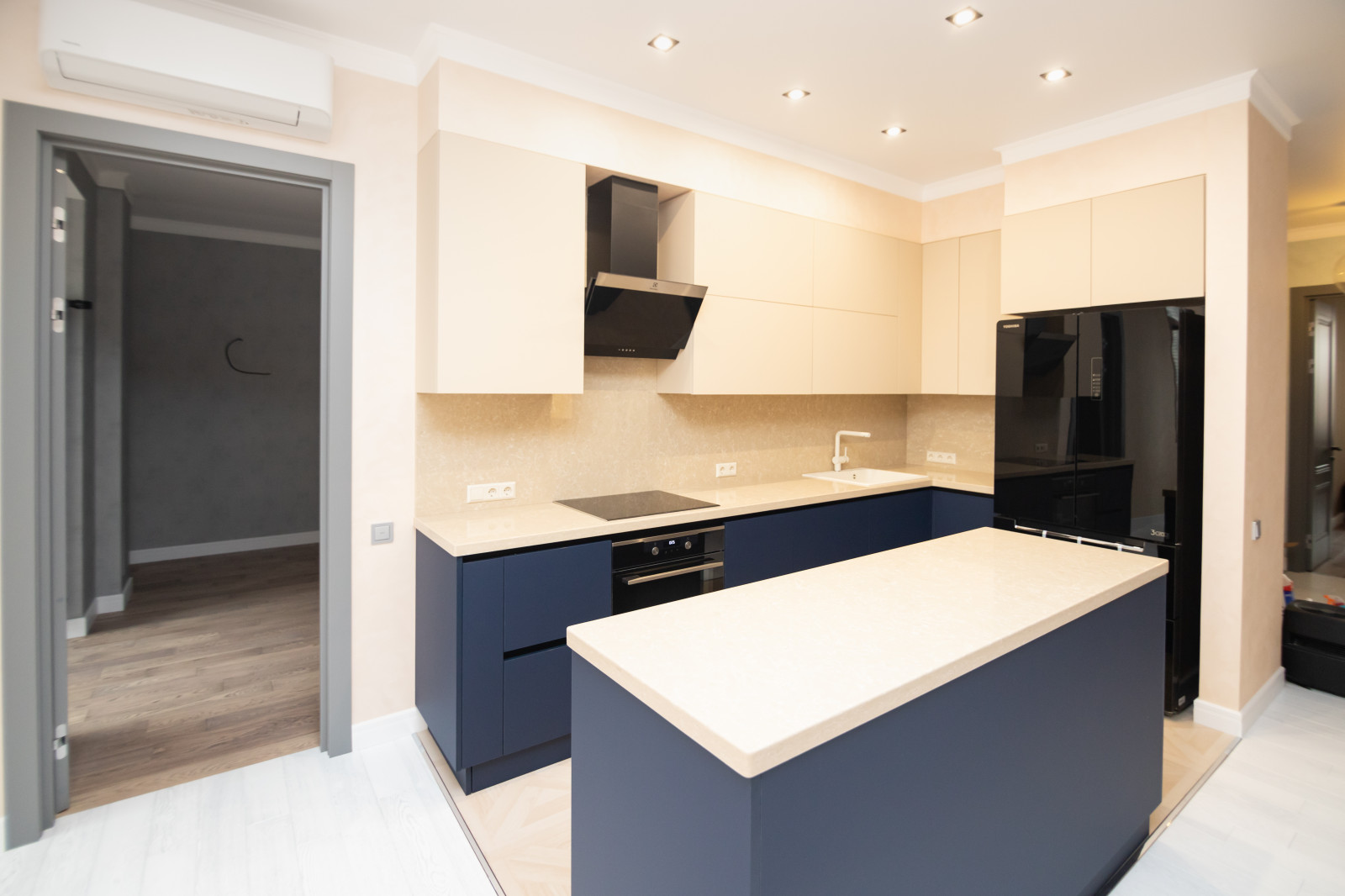 Бело-синяя кухня в современном стиле