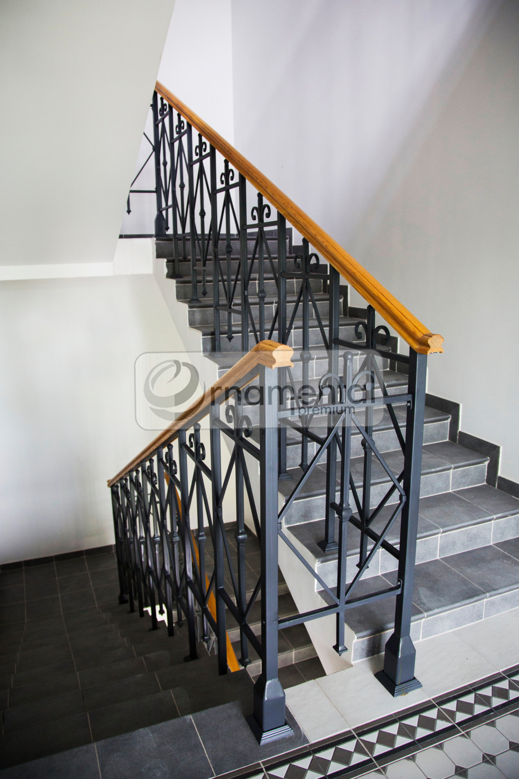 Обложка проекта: Балконы, ворота и балюстрады для многоквартирного дома