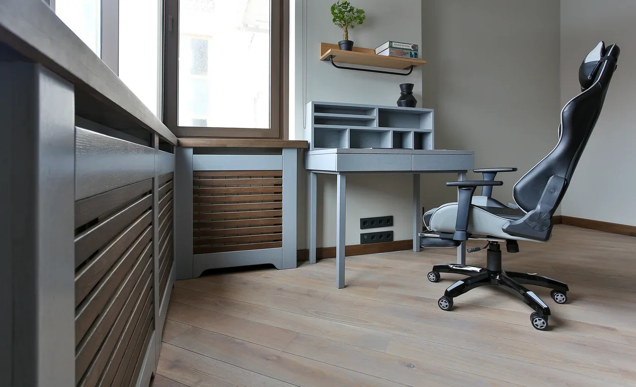 Стол, полка, подоконник, радиаторная решетка, плинтус