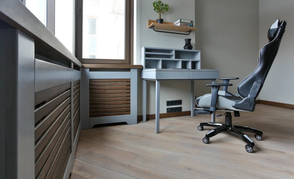 Стол, полка, подоконник, радиаторная решетка, плинтус