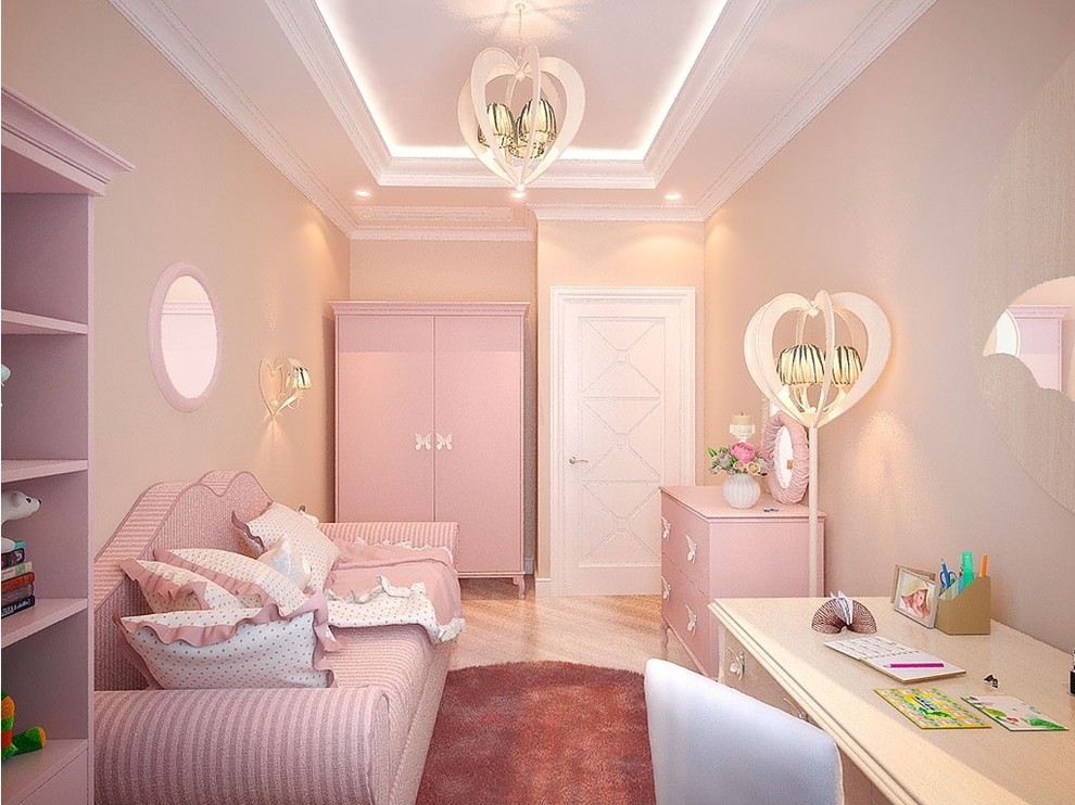 У Ростральных колонн