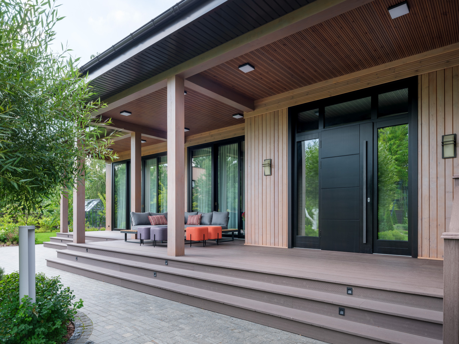 Обложка проекта: Остекление загородного дома в современном стиле