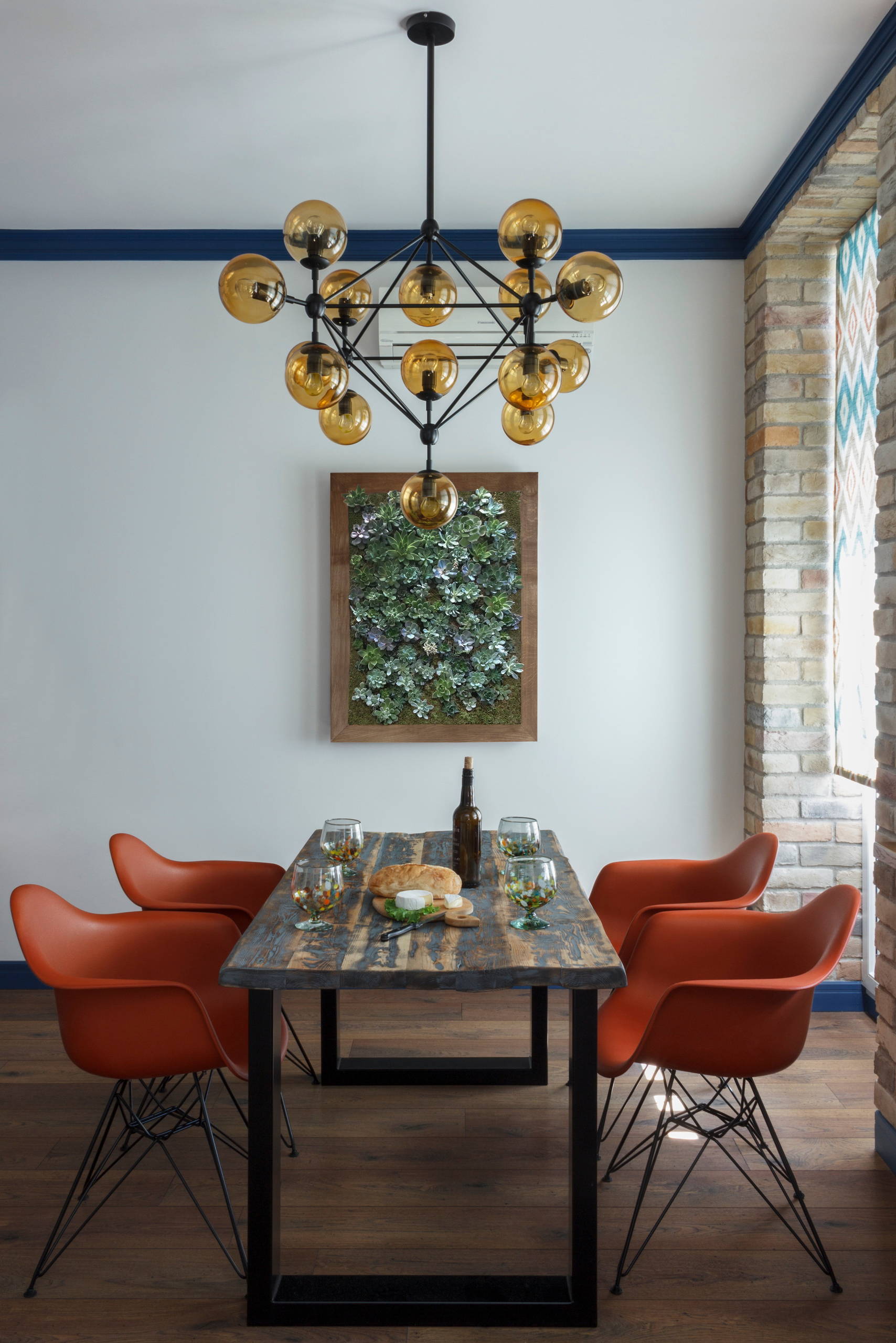 Houzz тур: Микки Маус и синие карнизы в «двушке» для пары