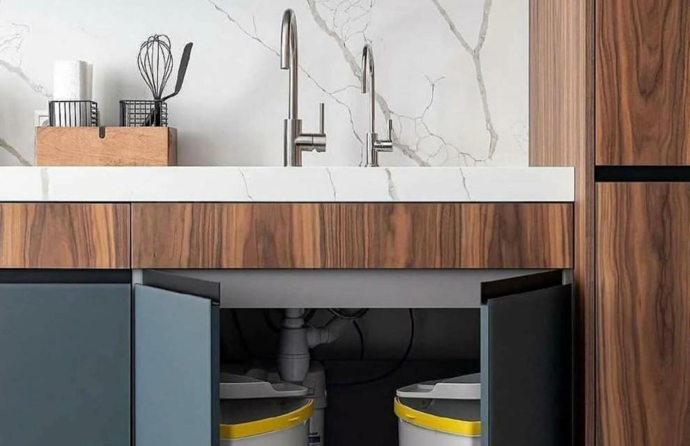 Темно серая кухня под дерево с суперматовым покрытием