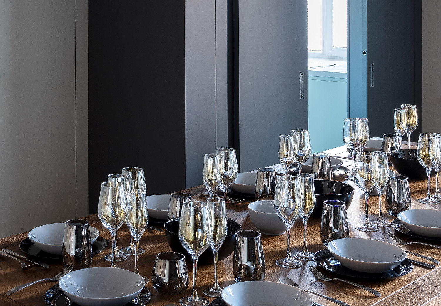 Встроенная вытяжка Konigin Flatbox Black 60 в ТВ проекте.