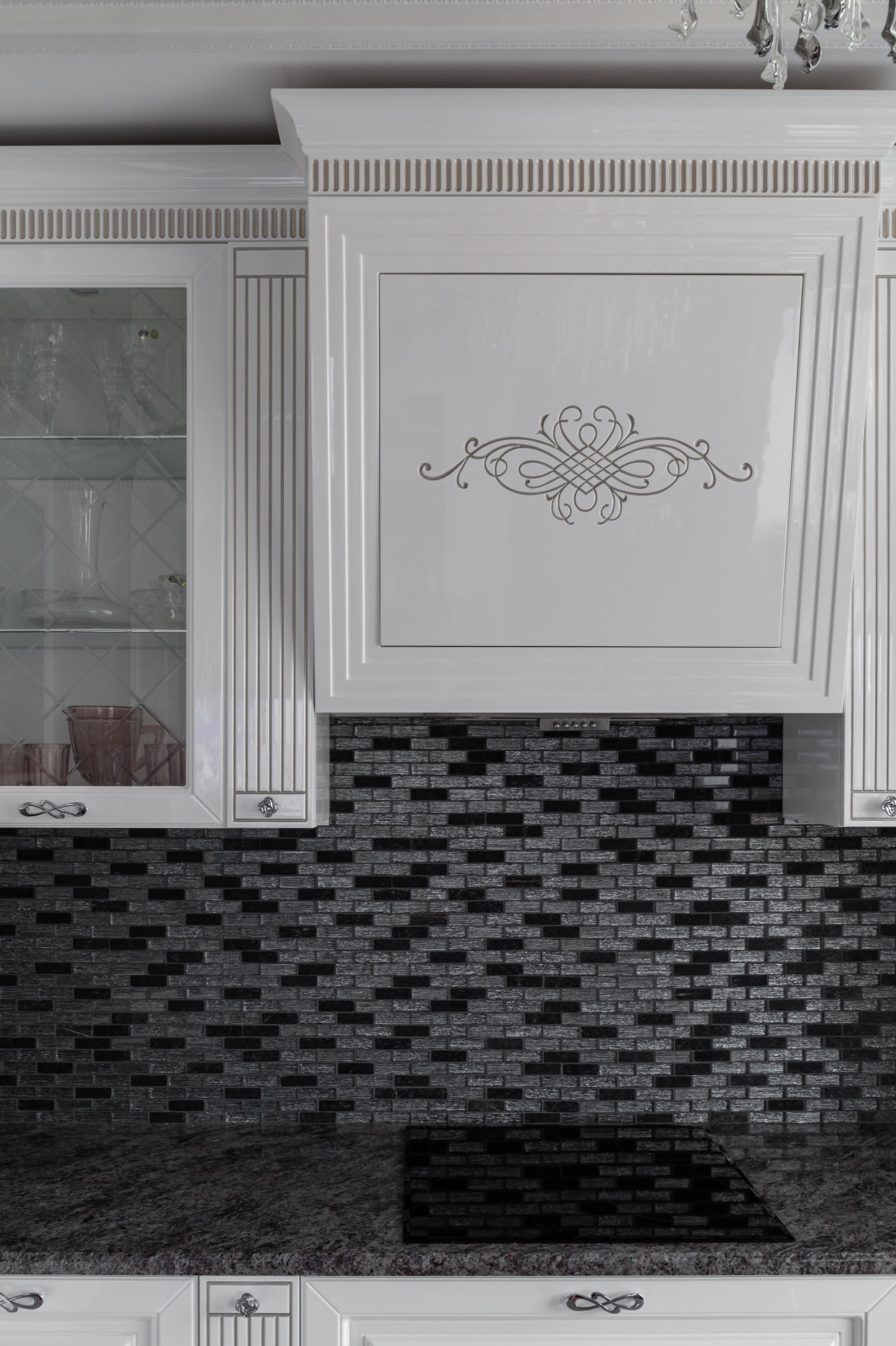 Белоснежная кухня в классике