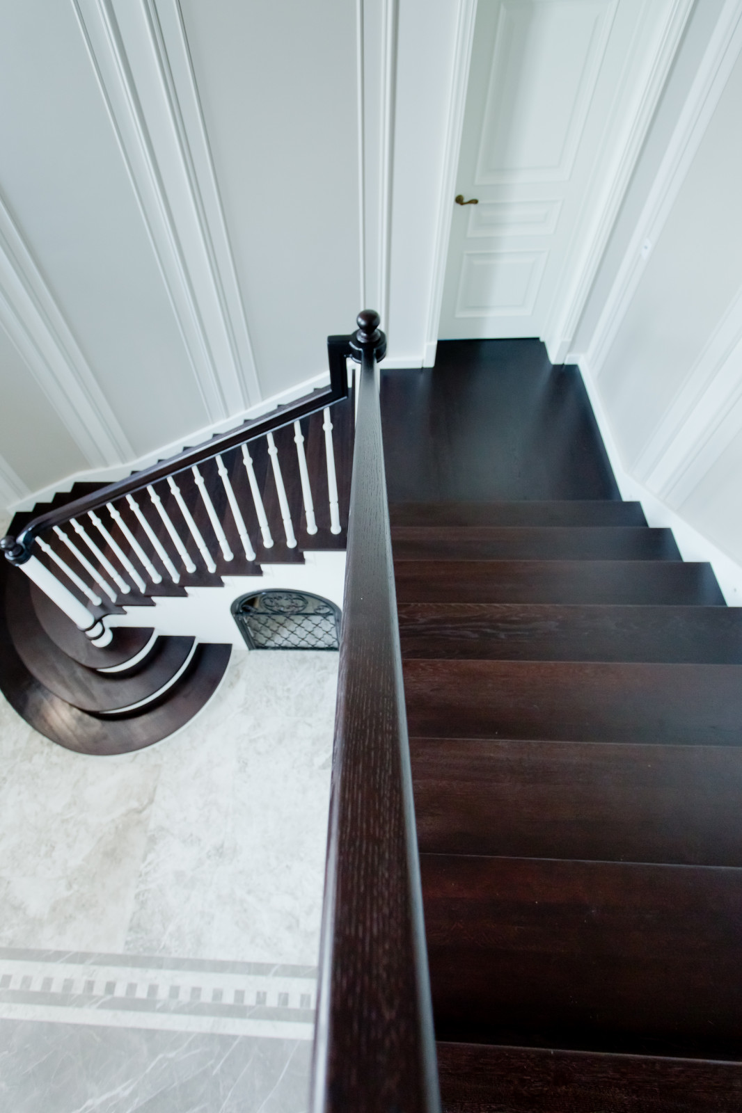 Отделка бетонного основания дубом