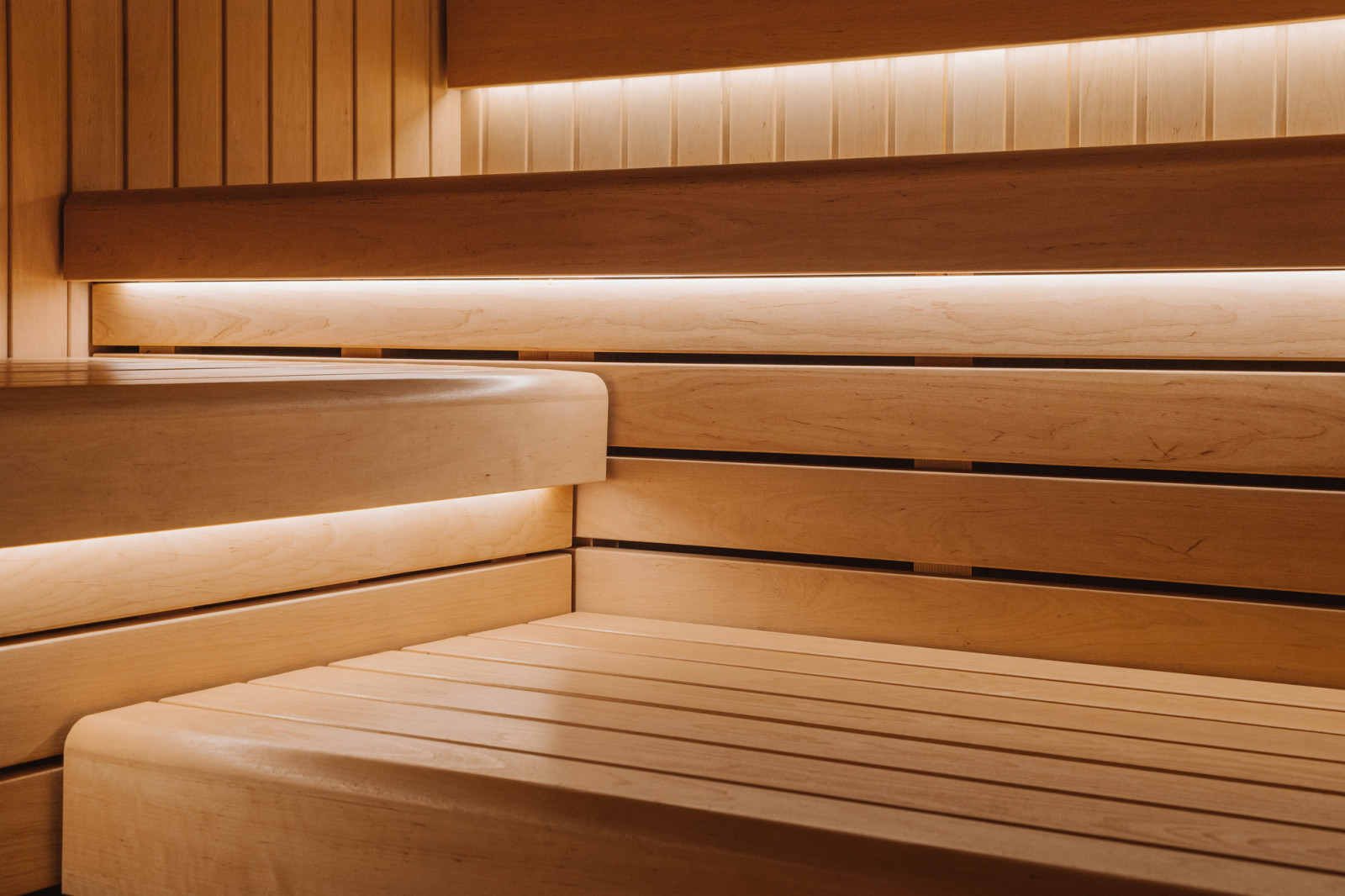Линейное освещение в сауне.