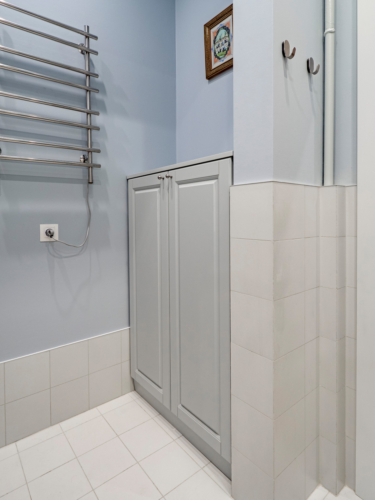 Меблировка прихожей и санузла в светло-мятном цвете