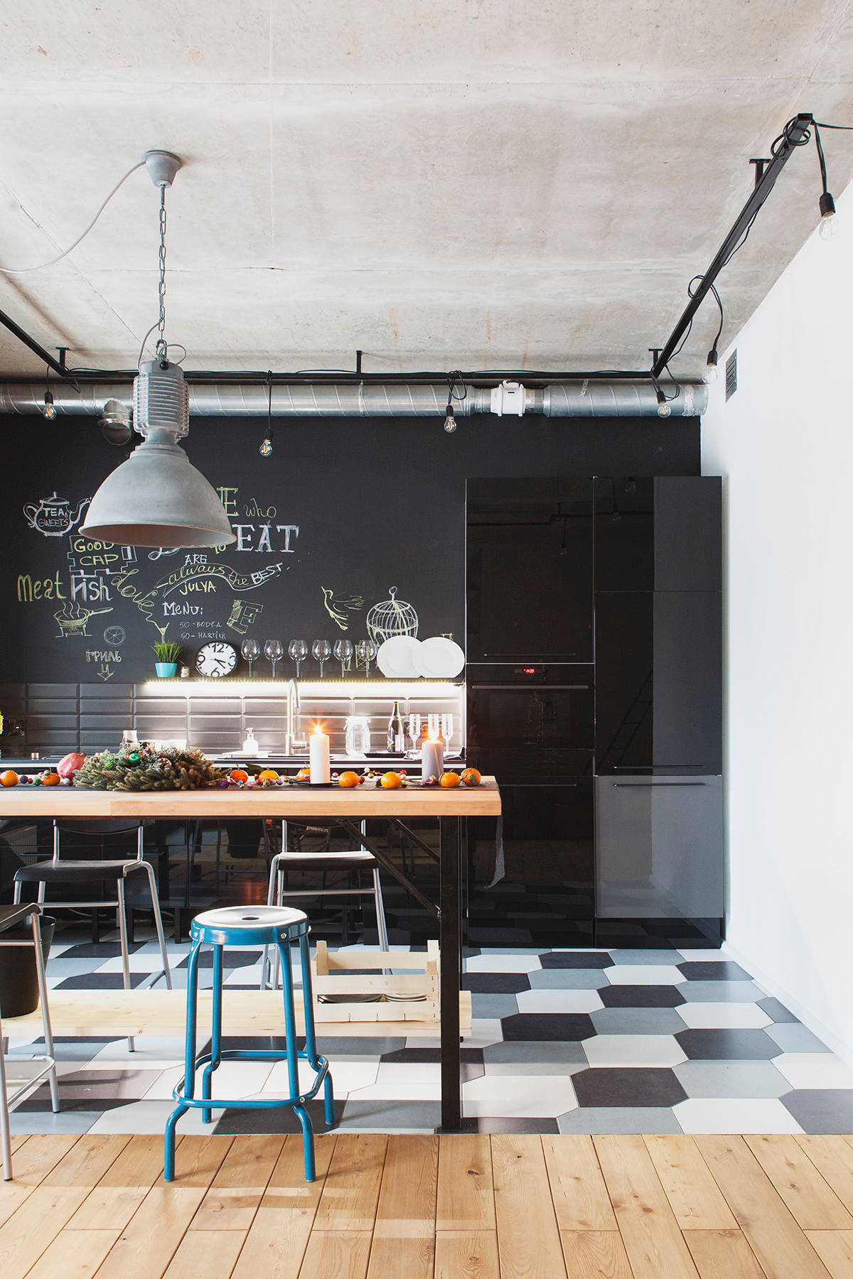 В гостях: Новый год в Ромашково с деревянной елкой и Малевичем