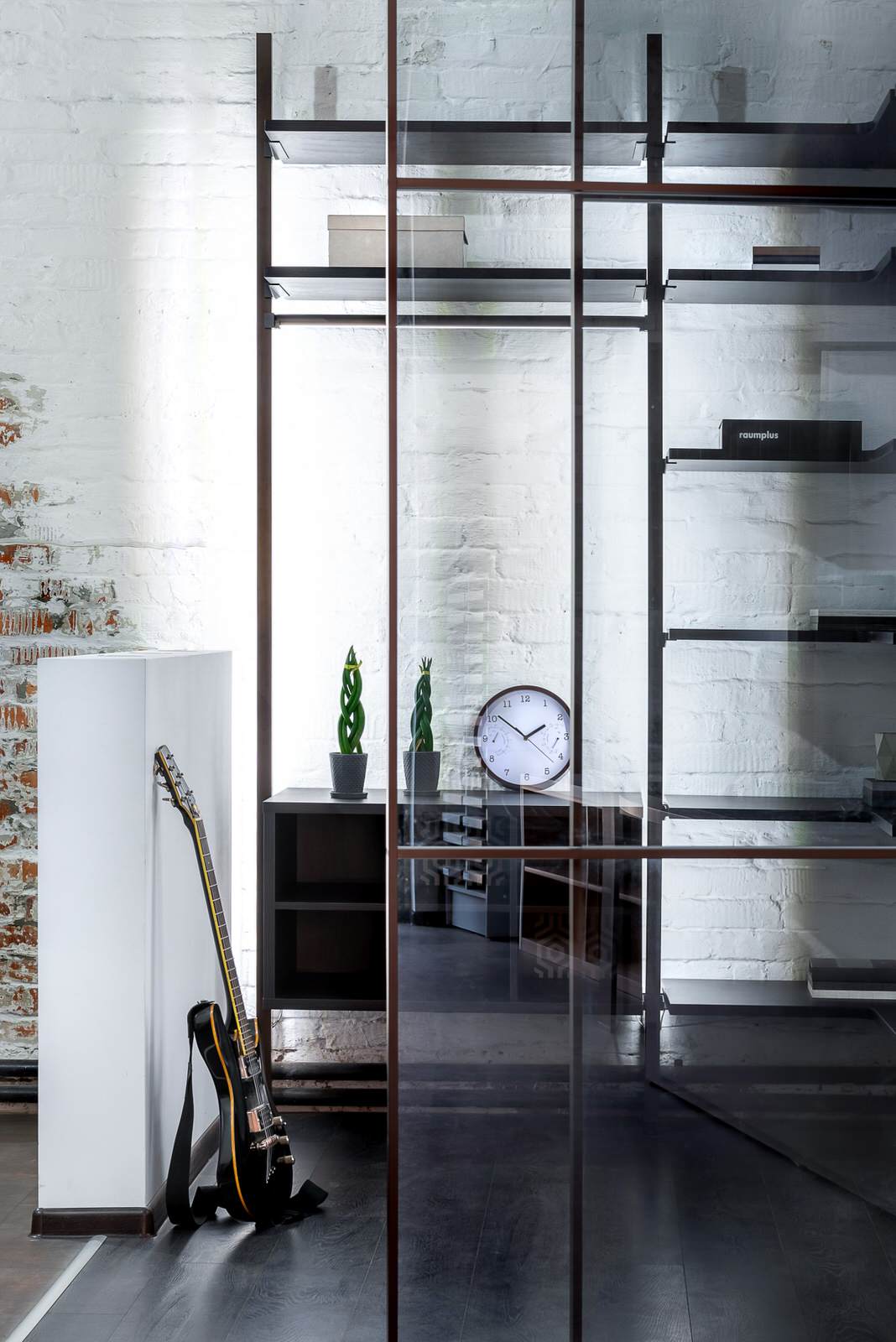 Гардеробная за раздвижными дверьми