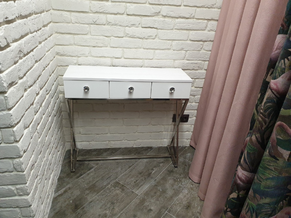 Столы и консоли