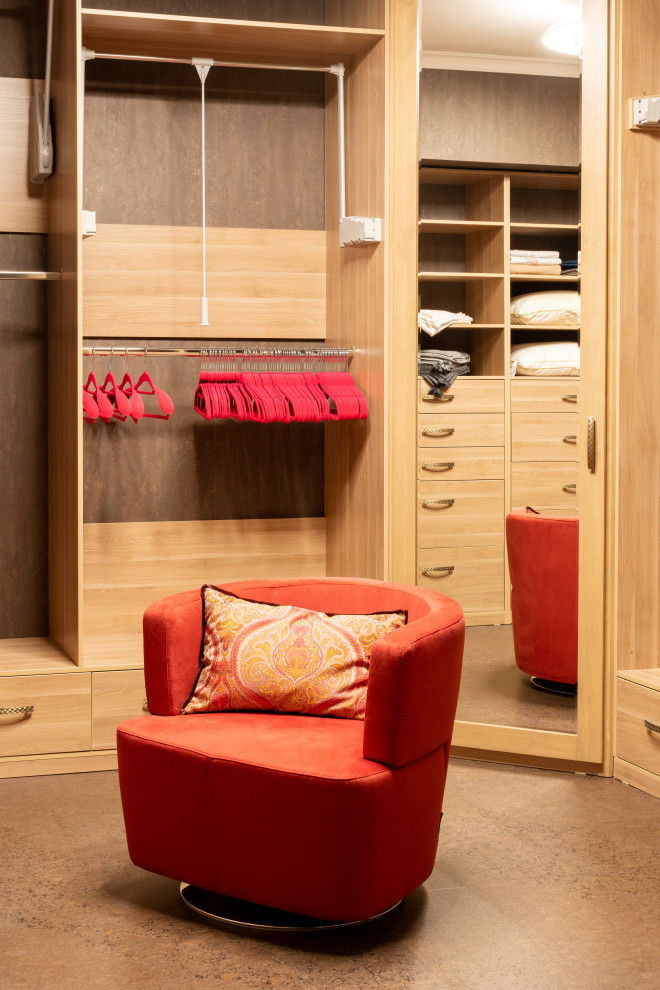 Все началось с желтого дивана...