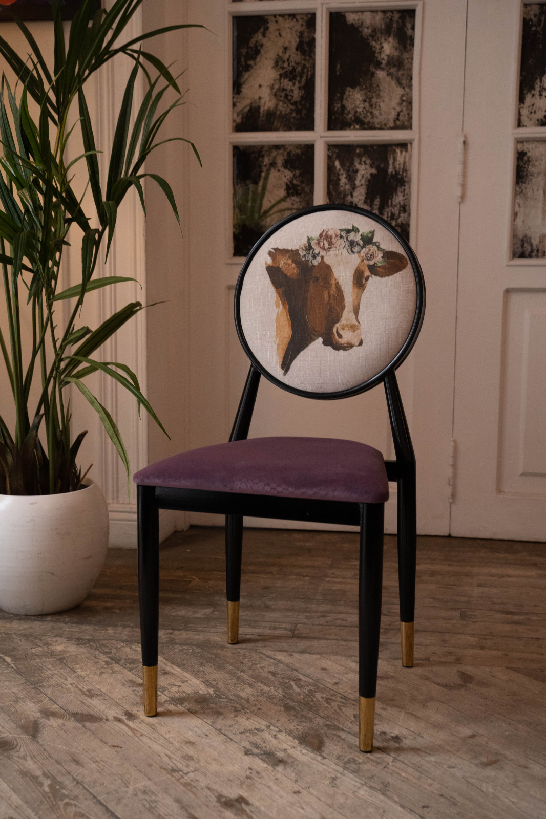 Обложка проекта: Металлические стулья