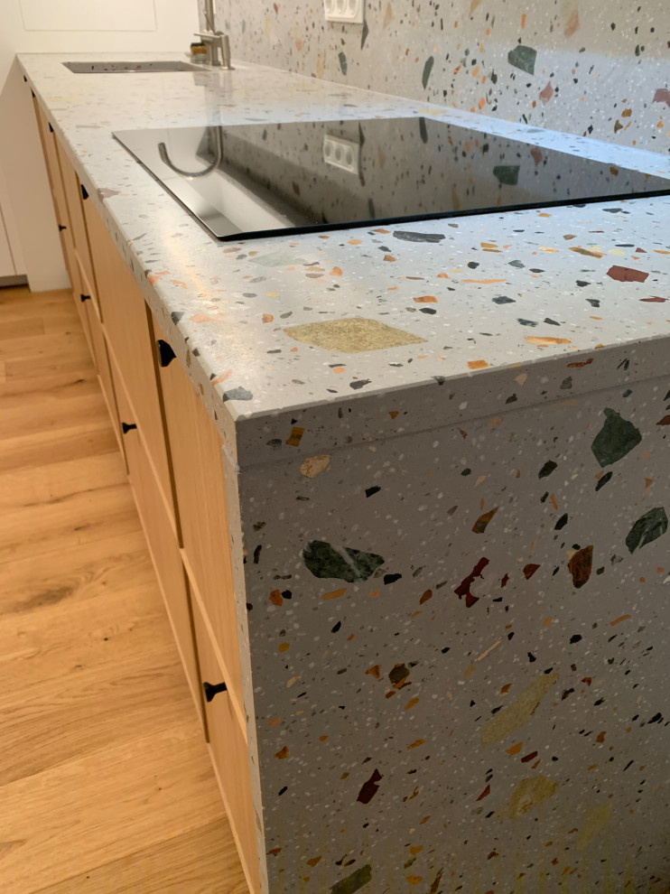 Столешница и стеновые панели с полкой терраццо