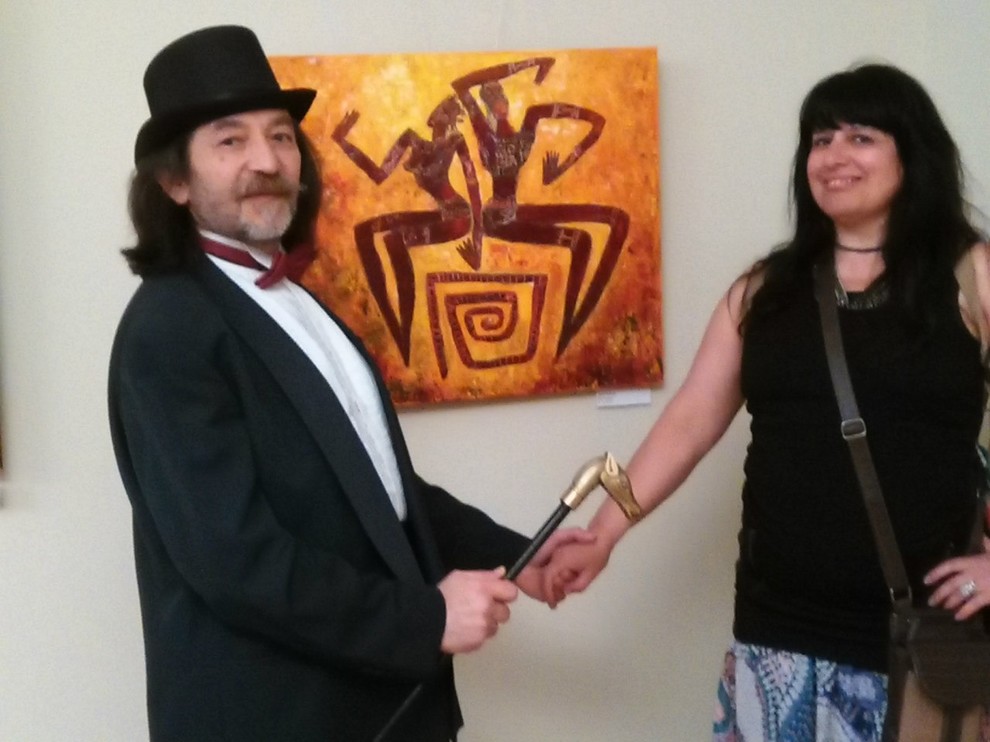 На фоне картин Лики Волчек