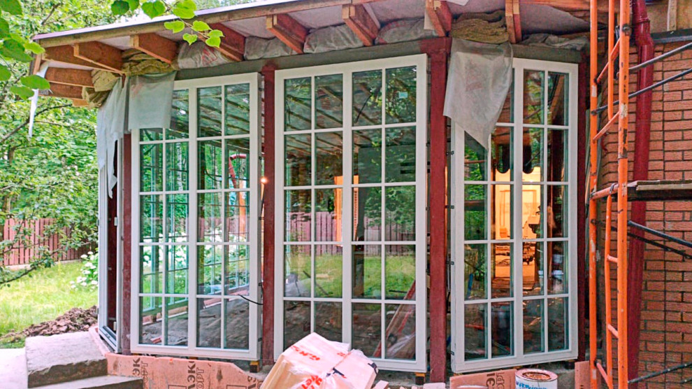 Панорамные витрины с раскладкой из сосны 1-го сорта. Панорамные деревянные окна.