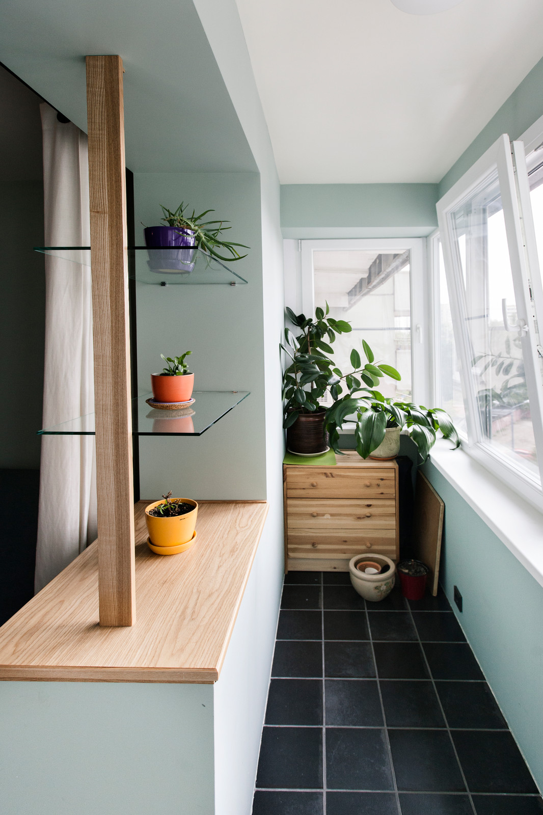 В гостях: Мужской интерьер с красной перегородкой и ванной на подиуме