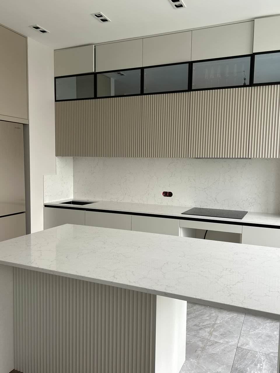 Столешница с фартуком и остров из кварцевого агломерата Vicostone Valley White